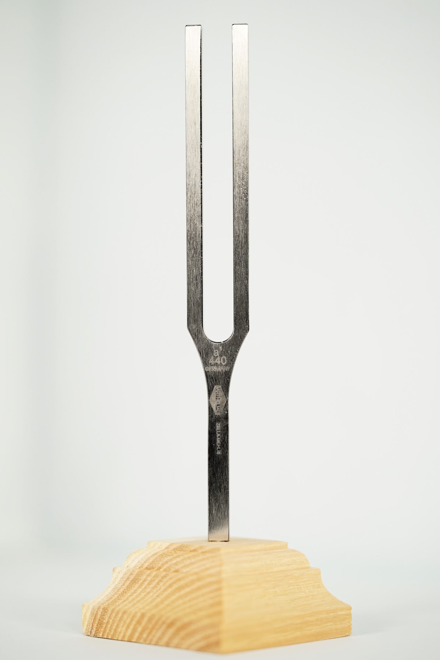 Barthelmes tuning fork a 440 Hz on a wooden base